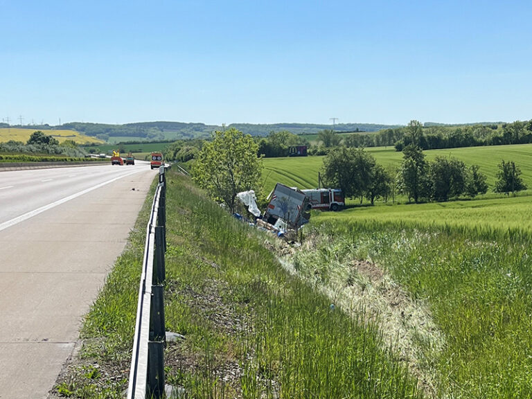 Grote verkeershinder op Duitse A4 door ongeval met vrachtwagen geladen met gevaarlijke stoffen