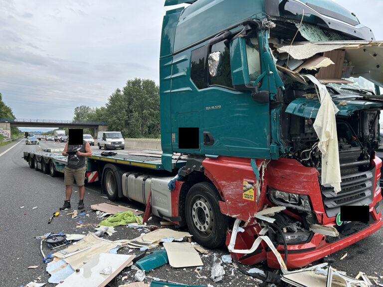 Vrachtwagen botst op camper met pech op Duitse A650