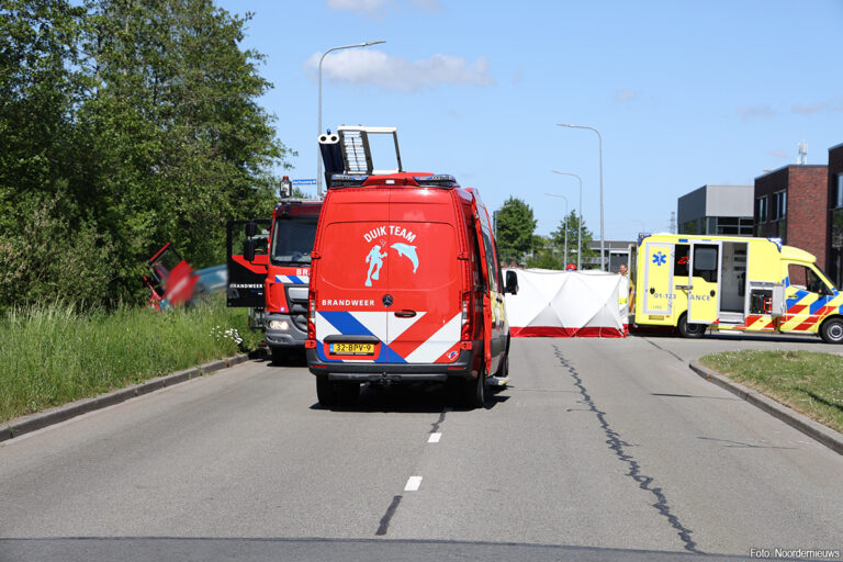 Vrachtwagen in sloot in Groningen