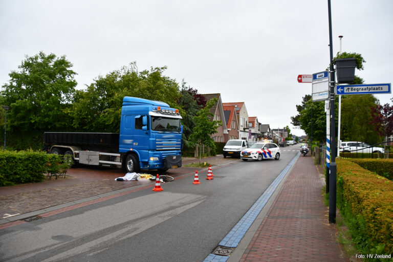 Fietser met spoed naar ziekenhuis na aanrijding met vrachtwagen in Kamperland