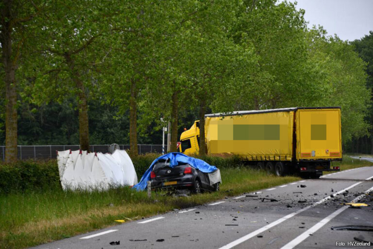 Dode na aanrijding auto en vrachtwagen op N253