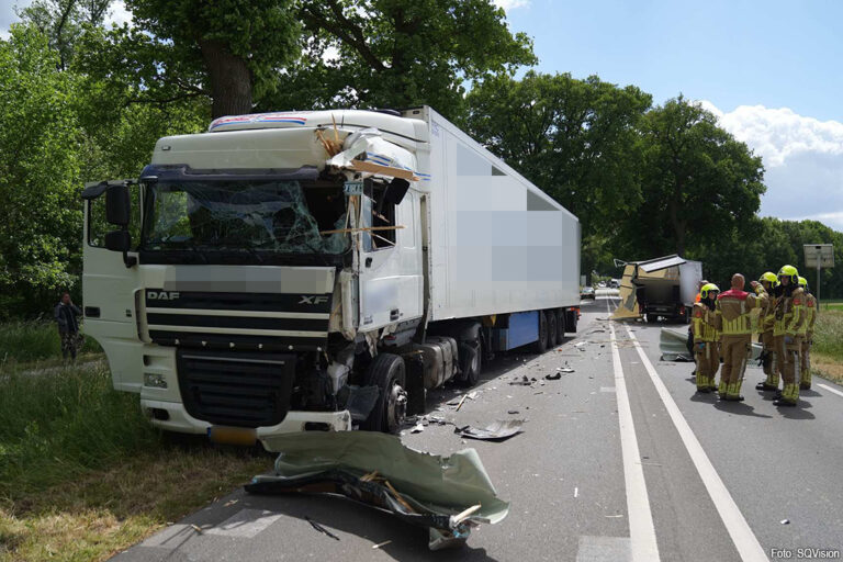 Houten latten uit bestelbus dwars door cabine vrachtwagen na aanrijding N273
