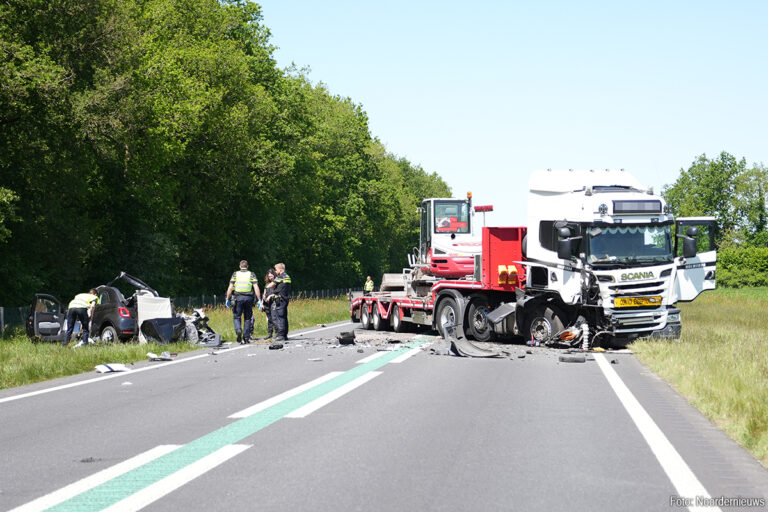 Twee doden op N34 na aanrijding met vrachtwagen