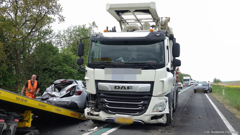 Twee auto’s total-loss na aanrijding met vrachtwagen op N99
