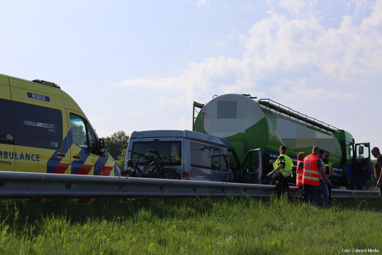 Personenbusje botst achterop vrachtwagen op A73 [+foto’s]