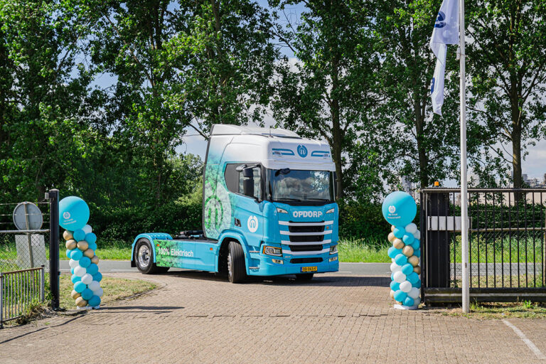 Van Opdorp Transport neemt eerste elektrische Scania trekker in gebruik