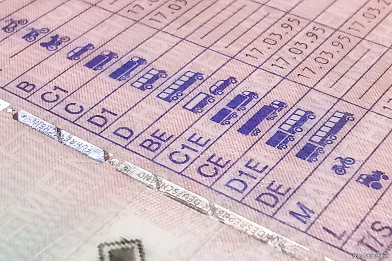 Automobilist provoceert vrachtwagenchauffeur met brake-checks op A67, rijbewijs ingevorderd
