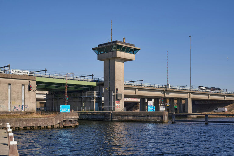 Technisch defect legt bediening Schinkelbrug stil – geen hinder voor wegverkeer, wel voor scheepvaart