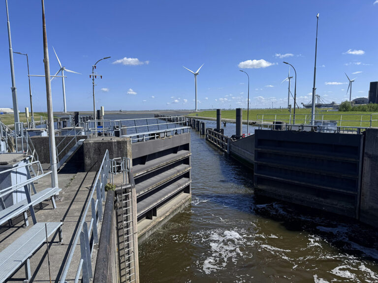 Renovatie Zeesluis Farmsum veroorzaakt stremmingen voor scheepvaart in juni en augustus