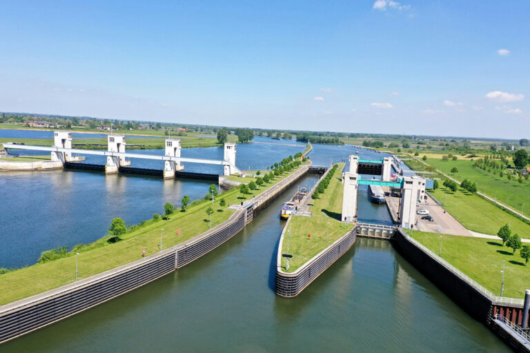 Noordkolk van sluis Lith tot eind november buiten gebruik na aanvaring