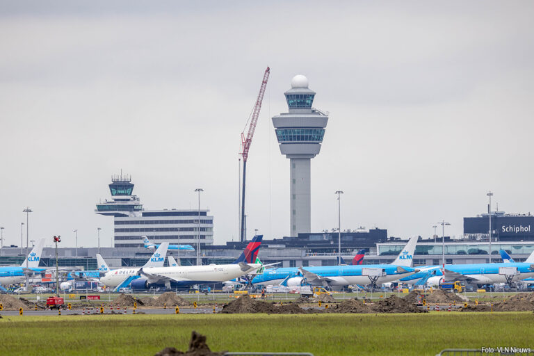 Koepel en radar op verkeerstoren Schiphol vervangen