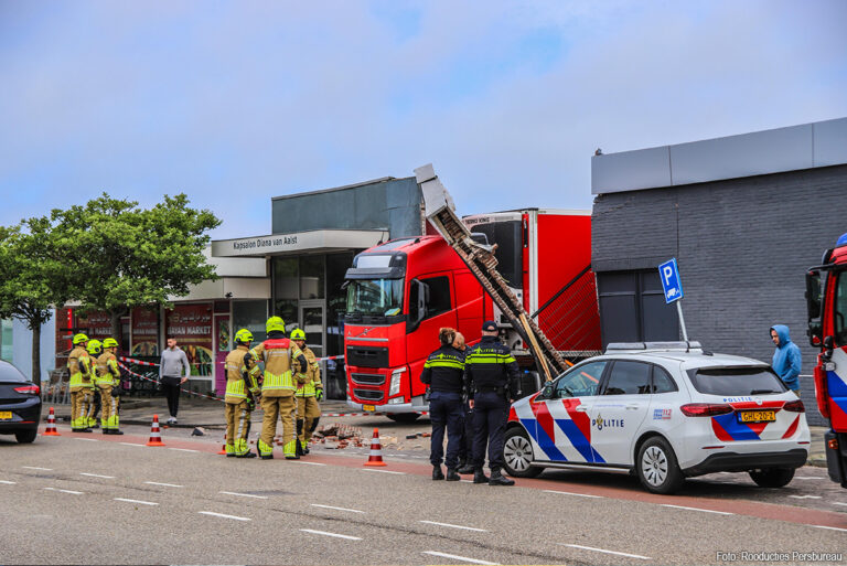 Vrachtwagen veroorzaakt forse gevelschade bij supermarkt in Den Helder [+foto’s]