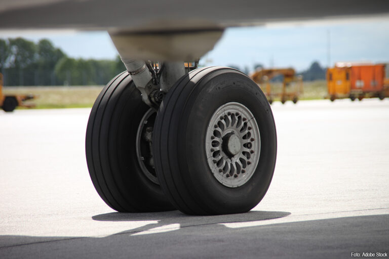 Vrachtwagen met Boeing-vliegtuigbanden voor Rusland tegengehouden in Polen