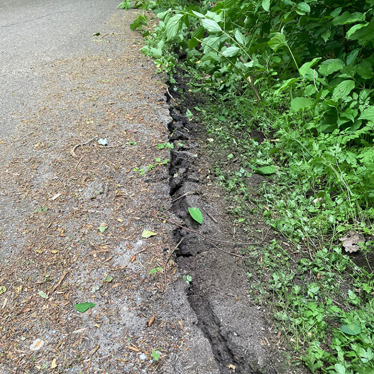 Vrachtwagenchauffeur richt ravage aan op fiets- en voetgangersbrug over Duitse A42 en slaat op de vlucht