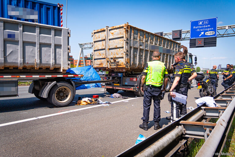 Motorrijdster zwaargewond bij aanrijding met vrachtwagen op A16