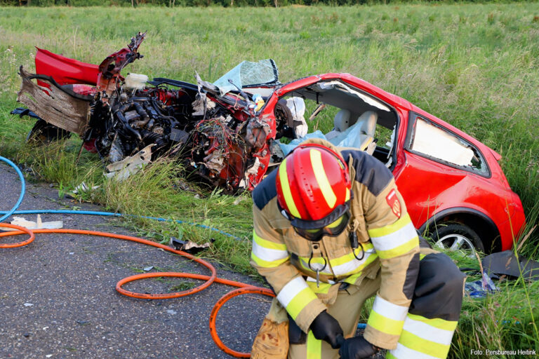 Zware aanrijding auto en vrachtwagen in Boven-Leeuwen [+foto’s]
