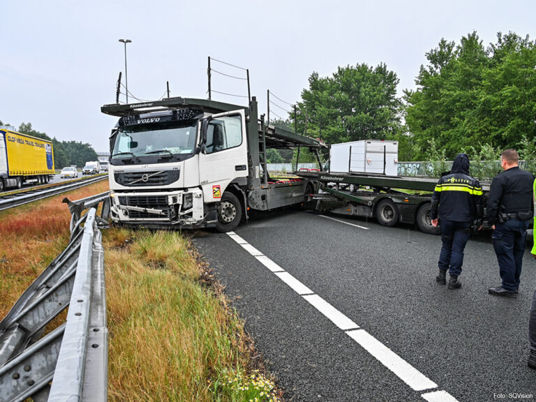 Vrachtwagen geschaard op A16