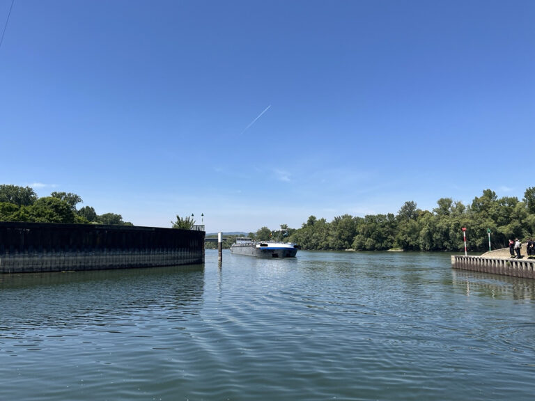 Binnenvaartschip met 1.767 ton diesel loopt vast op zandbank bij haven Mainz