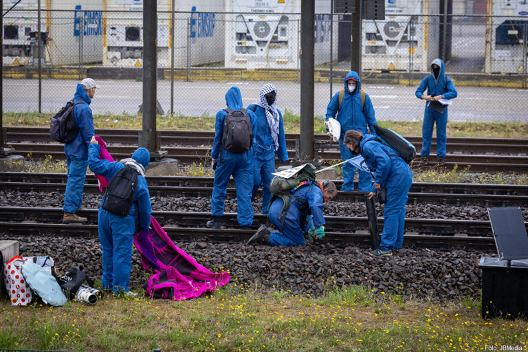 Activisten ketenen zichzelf opnieuw vast aan havenspoorlijn in Rotterdam