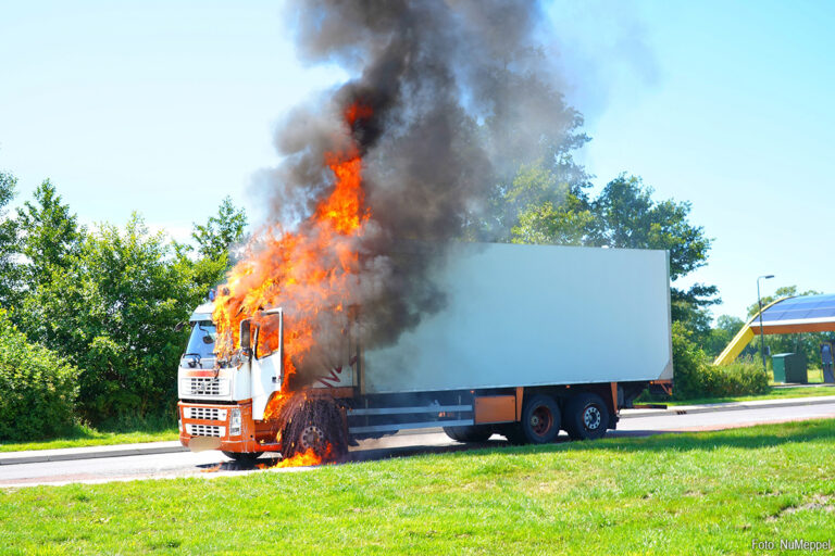 Vrachtwagen in brand langs A28 [+foto’s]