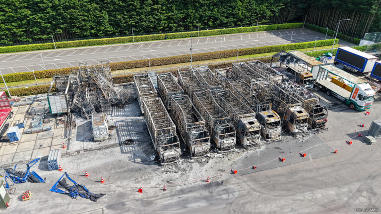 Logo dierenactivisten organisatie gevonden op container na grote vrachtwagenbrand in Blokker [+foto’s]