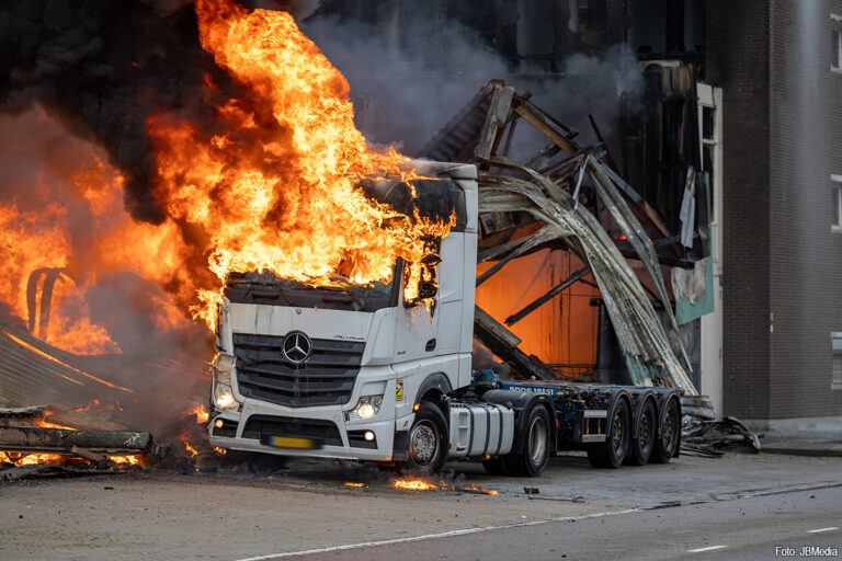 Brand in loods in Rotterdam onder controle