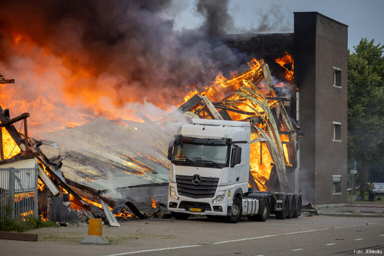 GRIP 1: Zeer grote brand in loods in Rotterdam [+foto’s]
