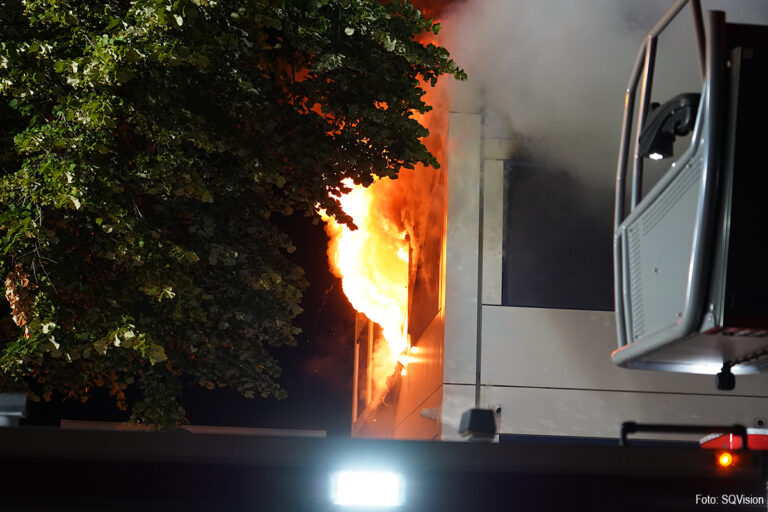 Brand in kantoorpand transportbedrijf waar chauffeurs verblijven, gewonde na uit het raam springen [+foto’s]