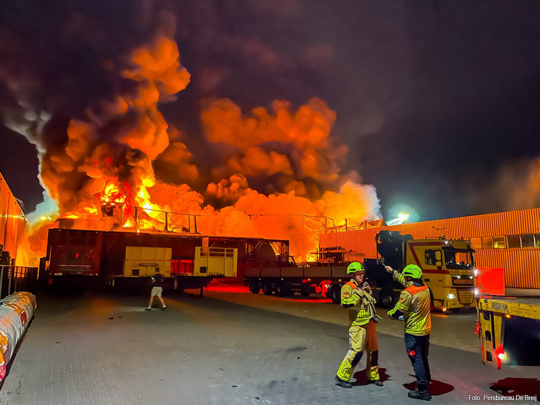 Zeer grote brand in veevoederfabriek Veenendaal