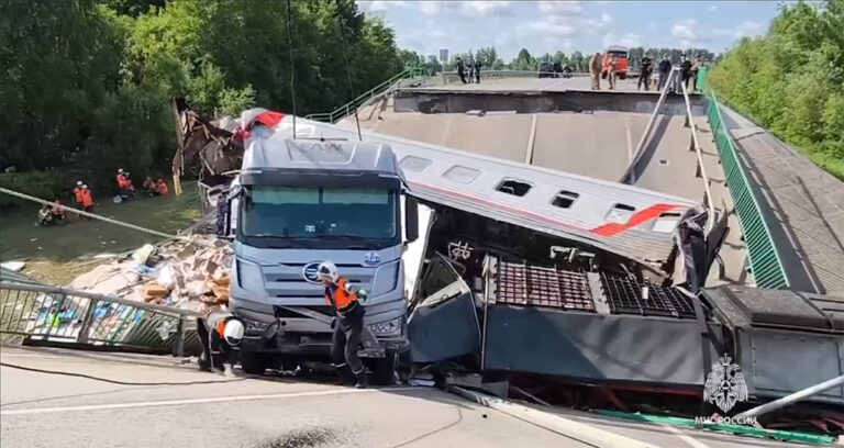Doden en gewonden na instorten brug Rusland [+foto’s&video]