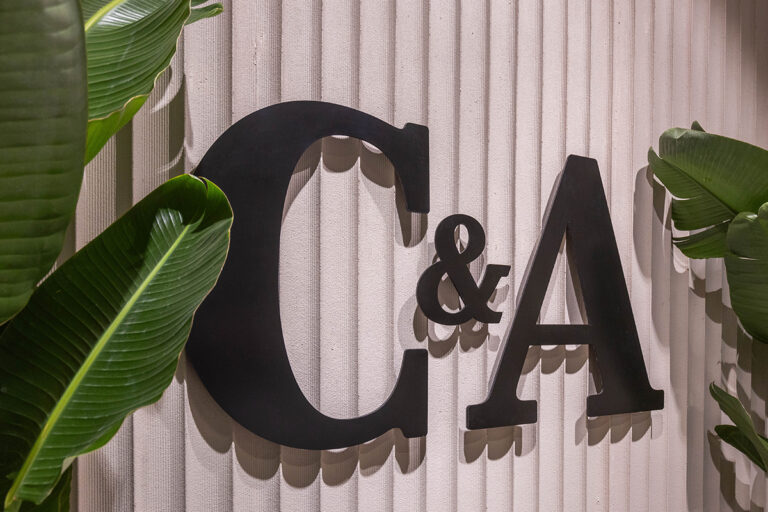 Kledingketen C&A sluit distributiecentrum in Lisse, mogelijk 77 ontslagen