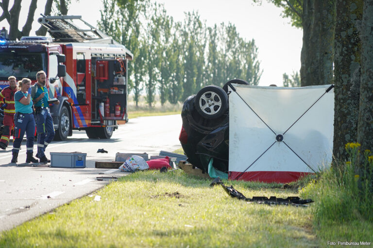 Dode bij ernstig ongeval tussen auto en vrachtwagen op N969 [+foto’s]