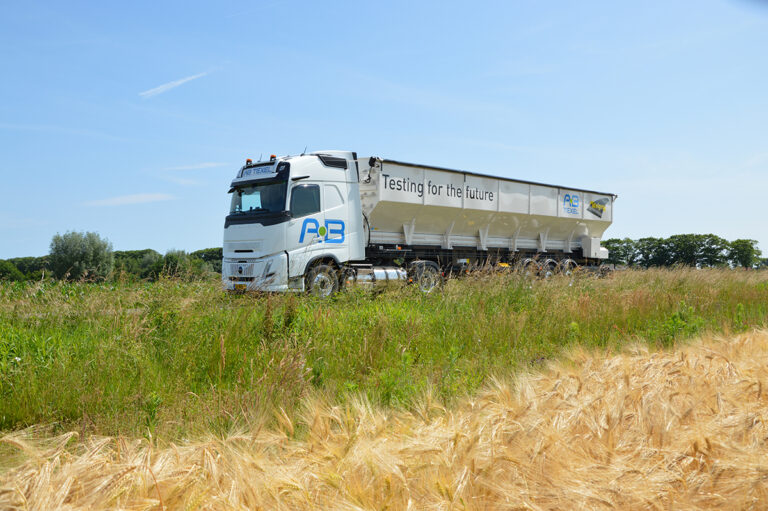Welgro ontwikkelt samen met AB Texel een nieuw type veevoeroplegger
