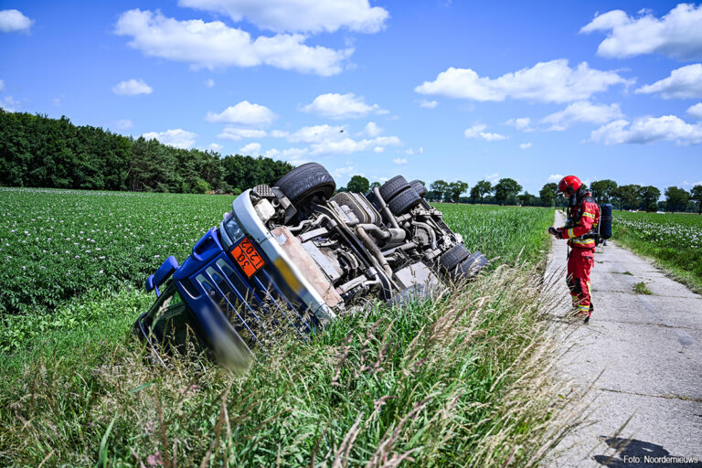Tankwagen met diesel in de sloot in Kiel-Windeweer