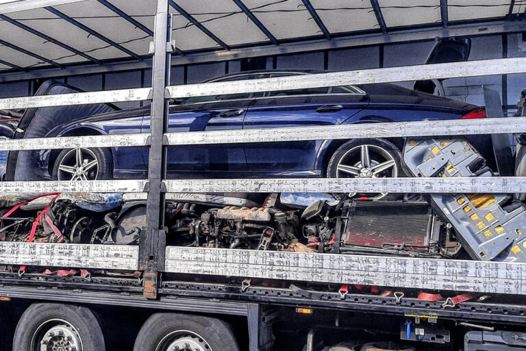 Gestolen Mercedes ontdekt in oplegger tijdens Duitse grenscontrole