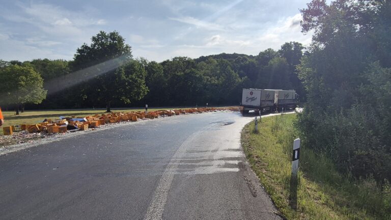 Volledige rijbaan geblokkeerd na ladingverlies vrachtwagen op Duitse A485