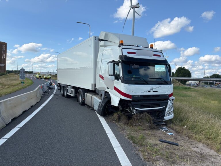 Toerit Nieuwegein op A27 afgesloten na ongeval met vrachtwagen [+foto’s]