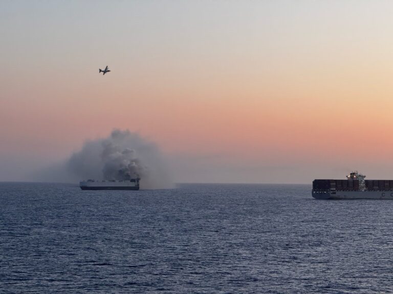 Brand op vrachtschip Morning Midas ten zuidwesten van Alaska woedt nog steeds [+video]