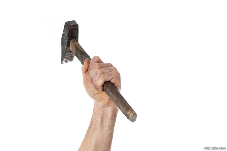 Vechtpartij tussen chauffeurs loopt uit de hand: chauffeur slaat andere chauffeur met hamer op hoofd