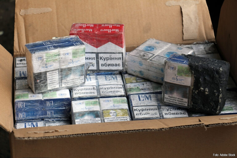 9 miljoen illegale sigaretten onderschept bij ‘kont-tegen-kont’ trailer overladen in Putte