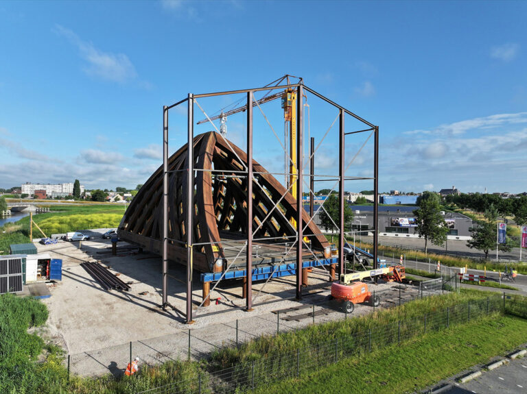 Enorme loods geplaatst voor renovatie Krúsrakbrug op N7