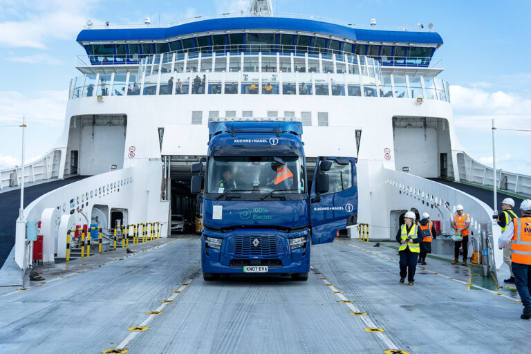 Primeur: Zware elektrische vrachtwagen steekt Kanaal over per ferry