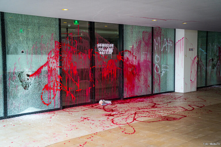 Gebouw Maersk in Rotterdam beklad en meer dan twintig ruiten ingeslagen, vier verdachten aangehouden