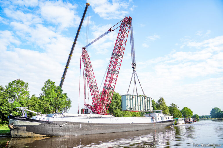 Start van megatransport, transformator van 250 ton onderweg naar Assen-Zeijerveen