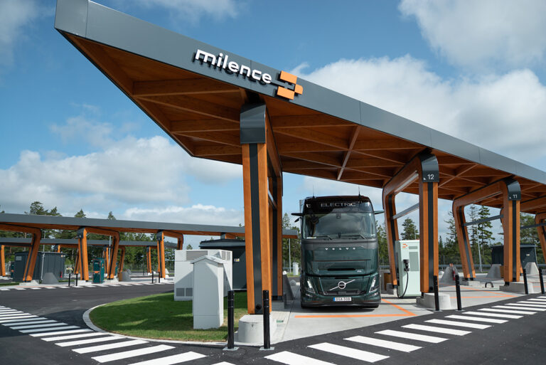 Eerste Megawatt-laadstation voor vrachtwagens in Zweden gedemonstreerd door Milence en Volvo Trucks
