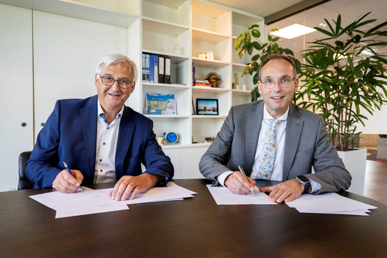 Havenbedrijf Moerdijk in zee met Van den Herik voor onderhoudsbaggerwerkzaamheden