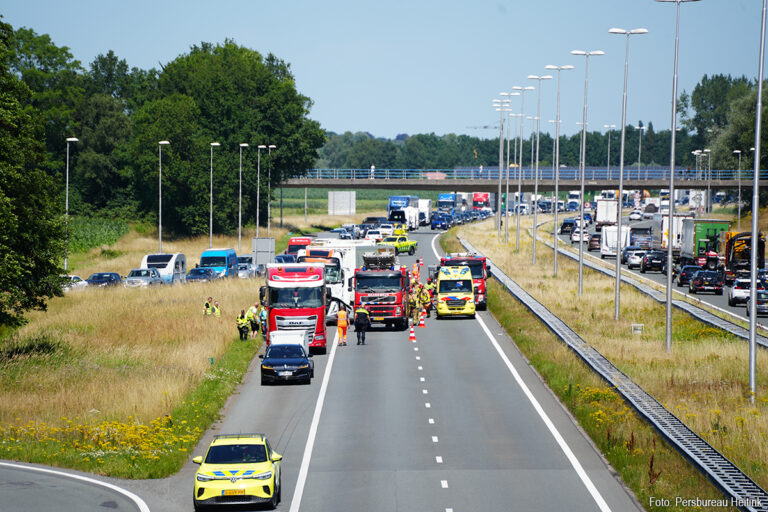 A50 bij Apeldoorn-Noord dicht na ongeval met drie vrachtwagens