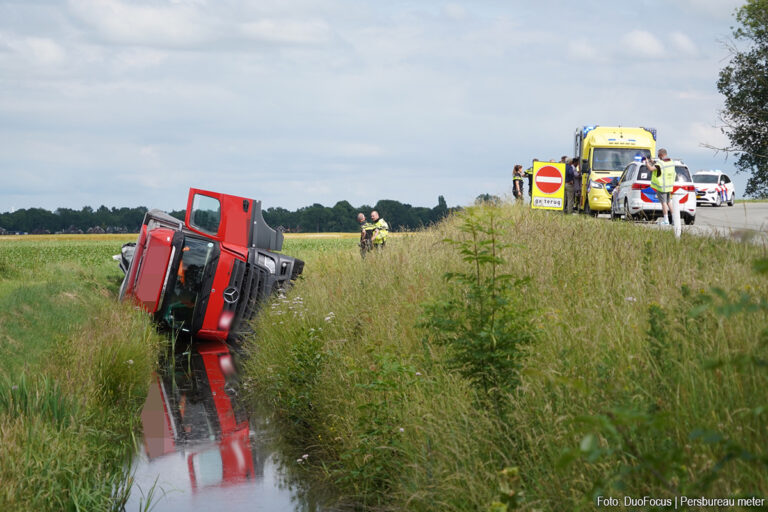 Vrachtwagen van de weg en in de sloot langs A7