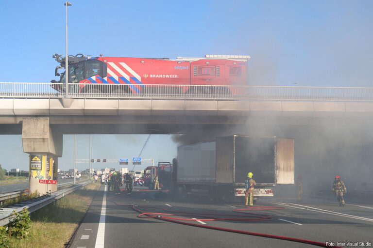 Vrachtwagen in brand op A9 na zeer ernstig ongeluk, tenminste één dode, meerdere gewonden [+foto’s]