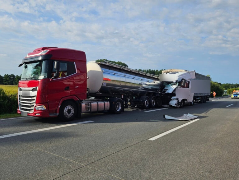 Zwaar vrachtwagenongeval op Duitse A1 – rijbaan urenlang afgesloten [+foto’s]